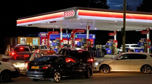 Топливная лихорадка: в Великобритании автомобилисты выстроились в очереди за бензином