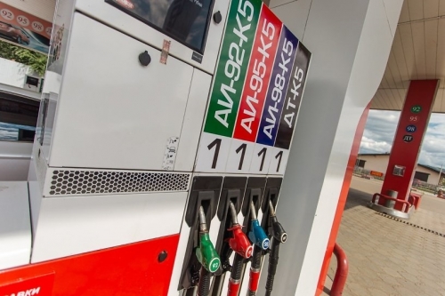 Ослабление рубля и рост цен на нефть: как поведут себя цены на бензин 