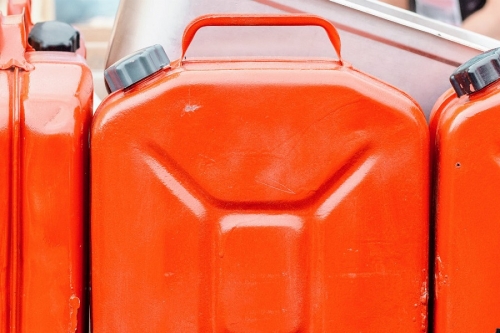 Сколько можно хранить бензин в закрытой, пластиковой, металлической канистре без потери качества